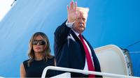 Presiden Amerika Serikat Donald Trump (kanan), bersama istrinya Melania Trump (kiri) sesaat sebelum turun dari pesawat kepresidenan Air Force One (AFP/Saul Loeb)
