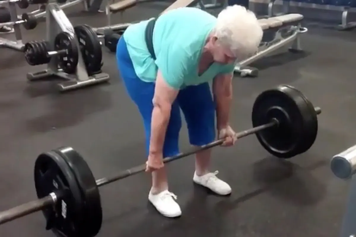 Usia Bukan Halangan, Nenek 78 Tahun Mampu Angkat Barbel 102 Kg