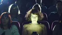 Ilustrasi main ponsel di bioskop