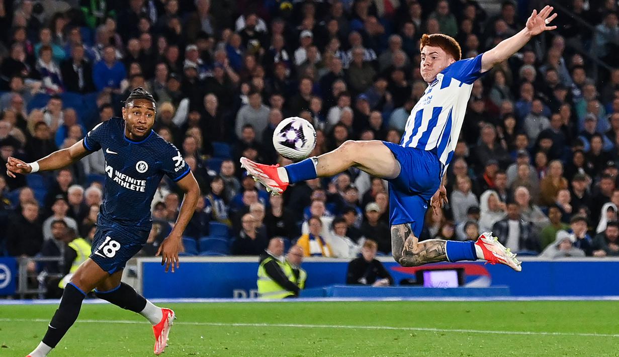 Bek Brighton and Hove Albion, Valentín Barco (kanan) berusaha memotong umpan yang dilepaskan striker Chelsea, Christopher Nkunku pada laga tunda pekan ke-34 Liga Inggris 2023/2024 di American Express Community Stadium, Brighton, Rabu(15/5/2024). (AFP/Glyn Kirk)