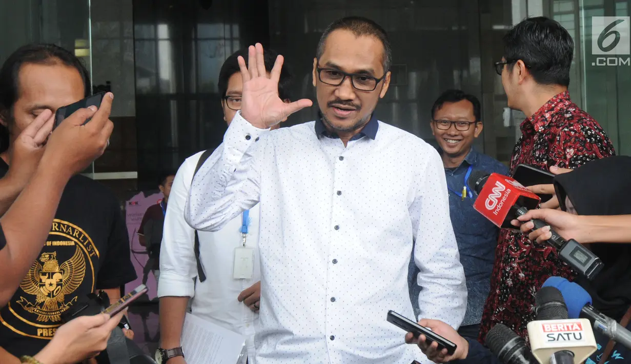 Mantan Ketua KPK Abraham Samad berjalan keluar usai melakukan pertemuan di Gedung KPK, Jakarta, Jumat (3/5/2019). Kedatangan Abraham Samad bersama Koalisi Masyarakat Sipil Antikorupsi tersebut untuk membahas berbagai masalah yang menyangkut intrenal KPK. (merdeka.com/Dwi Narwoko)