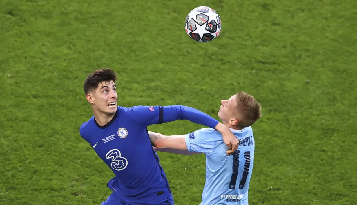 Penyerang Chelsea, Kai Havertz, duel udara dengan pemain pemain Manchester City, Oleksandr Zinchenko, pada laga final Liga Champions di Stadion Dragao, Minggu (30/5/2021). Chelsea sementara unggul 1-0 di babak pertama. (Michael Steele/Pool via AP)