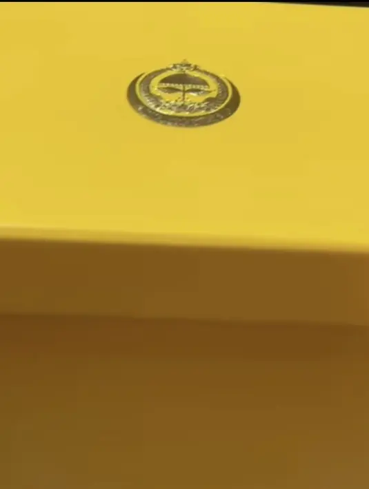Melalui Instagram @littleummi.bn, terungkap souvenir yang diberikan oleh keluarga kerajaan Brunei. Pertama, dibungkus rapi dengan box kuning, box tersebut pun memiliki lambang kerajaan Brunei Darussalam. Lalu apa isinya?. [@littleummi.bn]