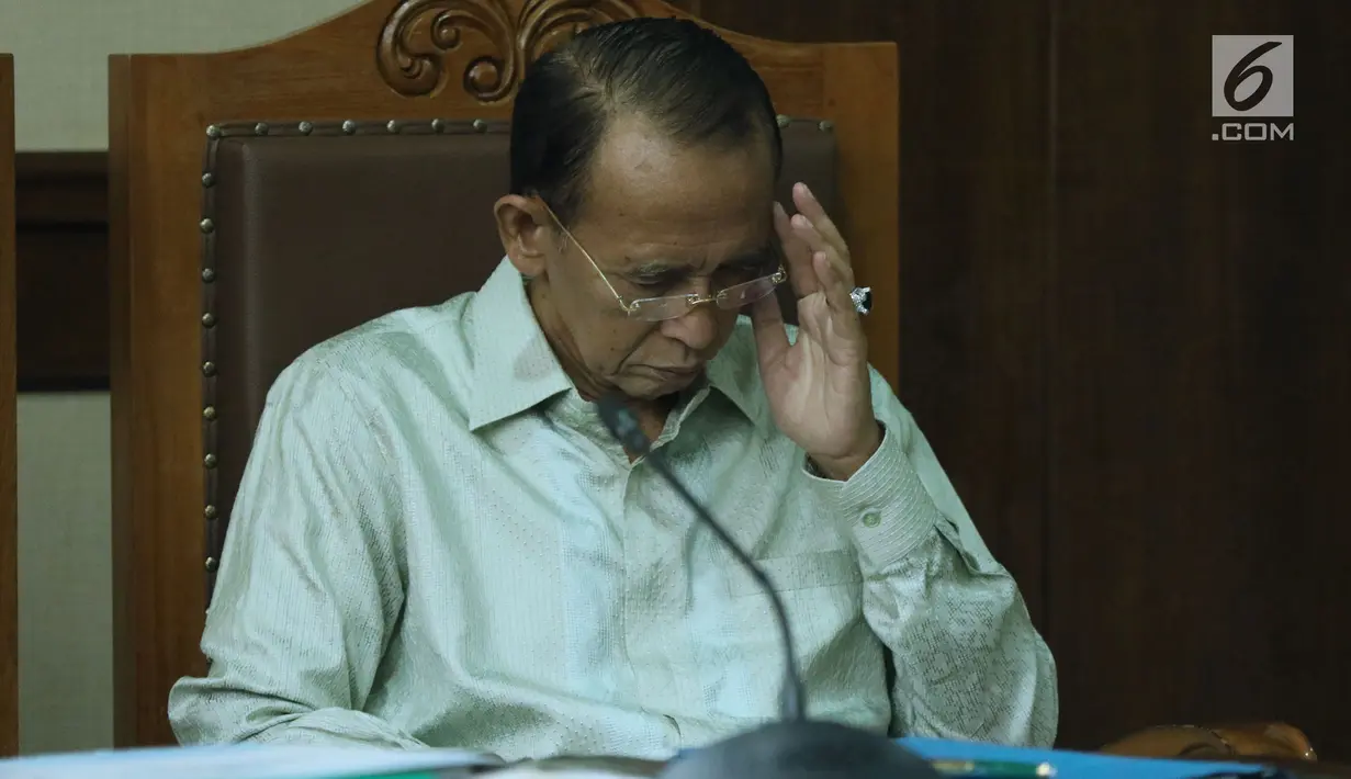 Terpidana korupsi penyelenggaraan ibadah haji 2010-2013, Suryadharma Ali saat menjalani sidang lanjutan PK di Pengadilan Tipikor, Jakarta, Senin (2/7). Melalui kuasa hukumnya, Suryadharma Ali menyerahkan sejumlah bukti. (Liputan6.com/Helmi Fithriansyah)