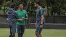 Pelatih Timnas Indonesia, Luis Milla, berdiskusi dengan pemainnya, Bagas Adi, usai latihan di Lapangan ABC Senayan, Jakarta, Jumat (19/1/2018). Pemusatan latihan ini dilakukan jelang Asian Games 2018. (Bola.com/Vitalis Yogi Trisna)