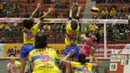 Pevoli Jakarta Pertamina Energi, Amasya Manganang, melakukan smash saat melawan Jakarta PGN Popsivo. Jakarta Pertamina Energi kini harus bersaing dengan Gresik Petrokimia untuk tiket ke final. (Bola.com/Vitalis Yogi Trisna)