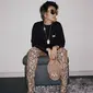 Agnez Mo memakai boots bermotif kulit ular. (dok.Instagram @agnezmo/https://www.instagram.com/p/BuzchUGBNqT/Henry