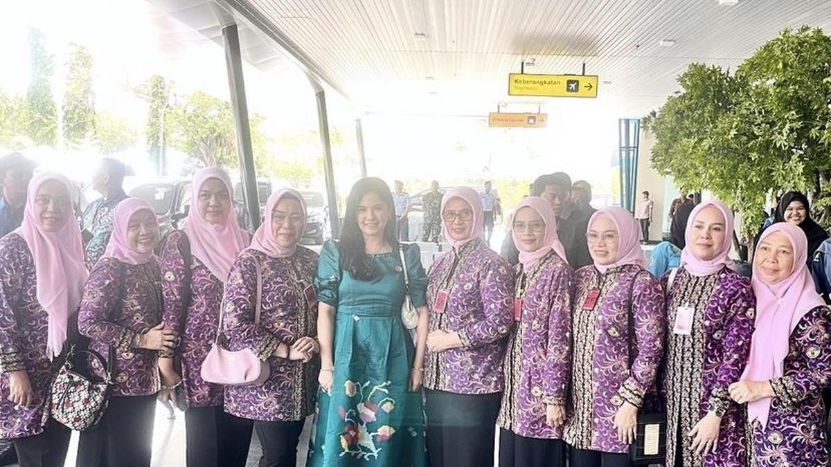 Annisa Pohan Menawan dalam Dress Batik Hijau saat Kunjungan Kerja ke Makassar Berita Viral Hari Ini Kamis 19 September 2024