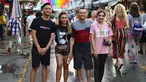 Baru-baru saking kompaknya keluarga ini, Anang dan Aurel kompak untuk mengecat warna rambutnya dengan berbagai warna. Anang Hermansyah, mengecat rambut dengan warna hijau dan sang anak, Aurel Hermansyah, juga mengecat rambut warna ungu. (Liputan6.com/IG/aurelie.hermansyah)