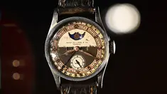 Arloji Patek Philippe Ref 96 Quantieme Lune yang pernah dimiliki oleh Aisin-Gioro Puyi, kaisar terakhir dinasti Qing China, dipajang di Hong Kong, Selasa (23/5/2023). (Photo by Peter PARKS / AFP)