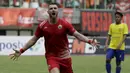 Striker Persija Jakarta, Marko Simic, merayakan gol yang dicetaknya ke gawang 757 Kepri Jaya pada laga Piala Indonesia di Stadion Patriot Bekasi, Jawa Barat, Rabu (23/1). Persija menang 8-2 atas Kepri. (Bola.com/Yoppy Renato)