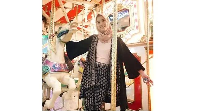 7 Potret Fanny Fabriana Dalam Balutan Hijab, Makin Cantik