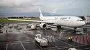 Sebuah pesawat Saudia Airlines terlihat di landasan Bandara Internasional Juanda, Sidoarjo, Jawa Timur, Rabu 22 April 2026. (JUNI KRISWANTO/AFP)