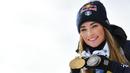 Atlet Biathlon asal Itali, Dorothea Wierer melihatkan medali usai mengikuti perlombaan Piala Dunia IBU Biathlon di Antholz-Anterselva, Itali, Minggu (23/2/2020). (Foto: AFP/Tiziana Fabi)