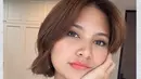 Tidak ketinggalan, Arie Kriting pun turut mengunggah potret terbaru sang istri dalam media sosial Instagramnya. Dalam unggahannya, Arie menyebut sosok belahan jiwanya ini tampil semakin cantik dengan rambut bondol berwarna coklat. Kesan warna coklat ini membuat wajahnya terlihat semakin bersinar. (Liptuan6.com/IG/@indahpermatas)