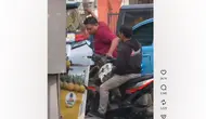 Ngamuk Diserempet, Pengemudi Alphard Rusak Motor Pakai Batu