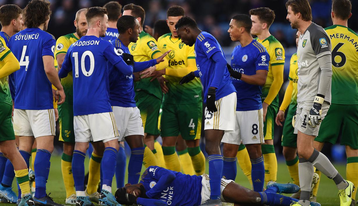 Striker Leicester, Kelechi Iheanacho, terjatuh sata melawan Norwich pada laga Premier League di Stadion King Power, Leicester, Sabtu (14/12). Kedua klub bermain imbang 1-1. (AFP/Oli Scarff)