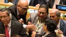 Menteri Luar Negeri RI Retno Marsudi bersama delagasi Indonesia mengekspresikan kegembiraan usai terpilih menjadi Anggota Tidak Tetap Dewan Keamanan PBB periode 2019 - 2020 Markas Besar PBB di New York (8/6). (AFP/Don Emmert)