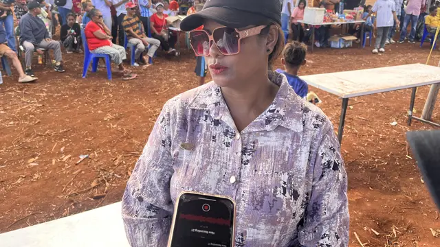 Warga Desa Lermatang, Paulina Anamofa, dalam seremoni peletakan batu pertama Blok Masela, Kabupaten Kepulauan Tanimbar, Maluku, Kamis (16/7/2026). (Christian)