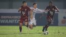 Pemain Bali United, Ricky Fajrin (tengah) berebut bola dengan pemain Borneo FC, Wahyudi Setiawan Hamisi (kiri) dalam laga pekan ke-5 BRI Liga 1 2021/2022 di Stadion Indomilk Arena, Tangerang, Selasa (28/09/2021). Kedua tim bermain imbang 1-1. (Bola.com/Bagaskara Lazuardi)