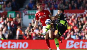 Savinho (kanan) mendapatkan terjangan dari Elliot Anderson dalam laga antara Nottingham Forest Vs Manchester City, Sabtu (8/3/2025) malam. (AFP/Darren Staples)