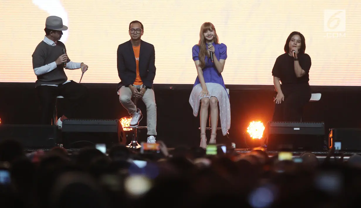 Personil BLACKPINK Lisa saat Meet Lisa from BLACKPINK di Kasablanka Hall, Kota Kasablanka, Jakarta, Kamis (9/8). Meet Lisa from BLACKPINK dalam rangka peresmian YG Official Shop di Shopee. (Liputan6.com/Herman Zakharia)