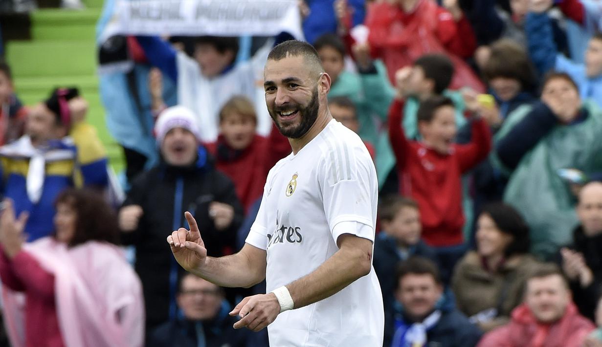 Karim Benzema merayakan golnya ke gawang Getafe pada lanjutan La Liga Spanyol di Stadion Colisseum Alfonso Perez, Getafe, Sabtu (16/4/2016) malam WIB. (AFP/Gerard Julien)