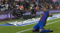Gelandang Barcelona, Rafinha, merayakan gol yang dicetaknya ke gawang Granada pada laga La Liga di Stadion Camp Nou, Barcelona, Sabtu (29/10/2016). (AFP/Lluis Gene)