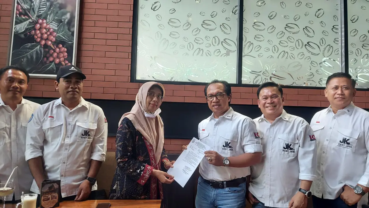 Ketua JKOJ Jatim  Bambang Agus Hendroyono dan Kepala UPT Laboratorium Pelatihan dan Pengembangan Kesenian Disbudpar Jatim, Efie Widjajanti di Surabaya. (Dian Kurniawan/Liputan6.com)