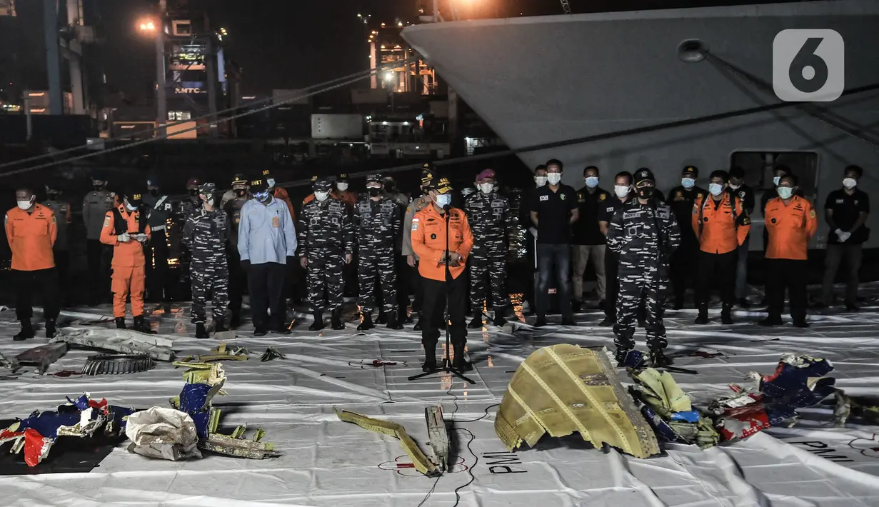 SAR Mission Coordinator (SMC) sekaligus Direktur Operasi Basarnas Brigjen TNI Marsekal Rasman (tengah) menyampaikan keterangan saat serpihan pesawat Sriwijaya Air SJ 182 tiba di Dermaga JICT 2, Tanjung Priok, Jakarta, Minggu (10/1/2021). (merdeka.com/Iqbal S. Nugroho)