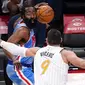 Pebasket Brooklyn Nets, James Harden, berusaha melewati pebasket Orlando Magic, Nikola Vucevic, pada laga NBA, Sabtu (16/1/2021). Nets menang dengan skor 122-115. (AP Photo/Mary Altaffer)