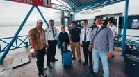 Petugas Kantor Imigrasi Kota Dumai mengawal deportasi warga Malaysia yang melakukan pemalsuan identitas di Indonesia. (Liputan6.com/M Syukur)