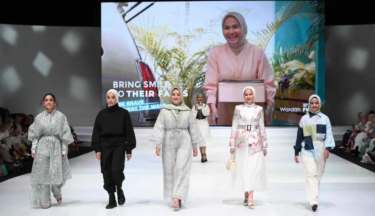 Lima perempuan dengan profesi anti mainstream melenggang cantik di fashion show. Ada siapa saja? [Wardah]