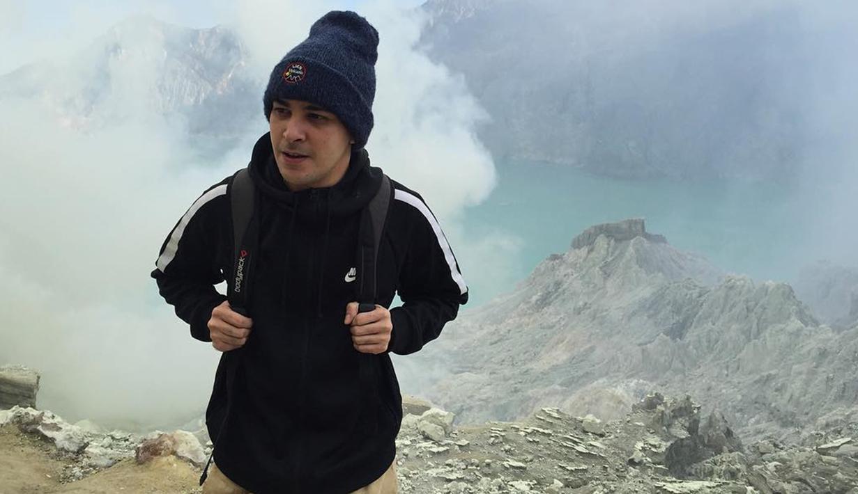 Enggak selalu topi baseball, saat berlibur aktor sekaligus presenter ini mengunakan kupluk. Topi kupluk hangat ini memang cocok digunakan saat berkunjung di tempat yang dingin. (Liputan6.com/IG/@rizashahab)