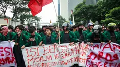 Mahasiswa melakukan aksi protes terhadap kenaikan harga Bahan Bakar Minyak (BBM) non-subsidi dan program Makan Bergizi Gratis (MBG) di Jakarta, Senin 15 Juni 2026. (Aditya Irawan/AFP)