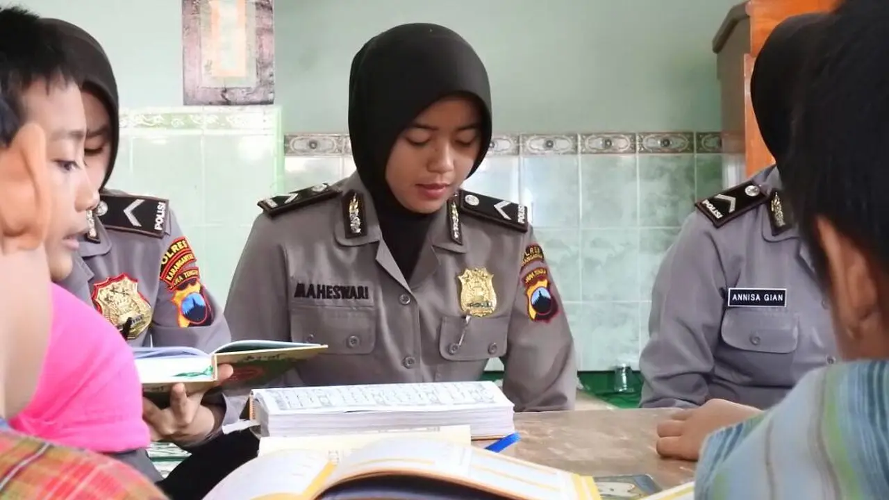 Aksi Polwan Karanganyar Jadi Guru Ngaji Dadakan