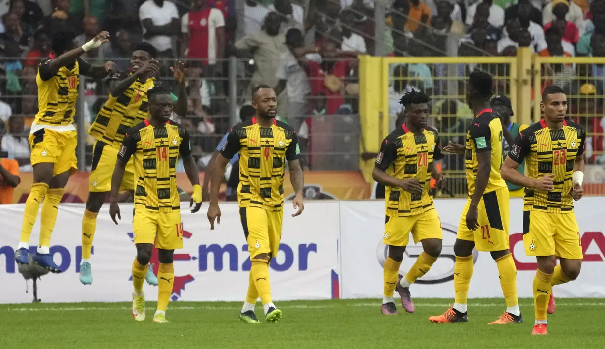 Pemain Ghana melakukan selebrasi usai Thomas Partey mencetak gol ke gawang Nigeria pada pertandingan sepak bola leg kedua kualifikasi Piala Dunia 2022 di Abuja, Nigeria, 29 Maret 2022. Pertandingan berakhir imbang 1-1. (AP Photo/Sunday Alamba)
