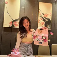 Ia memadukannya dengan kalung panjang emas. Serta riasan wajah yang lagi-lagi tampil natural. Dan rambut wave panjangnya. [@feliciatissue]