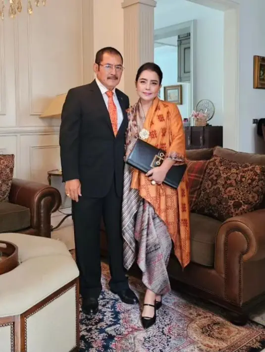 Mayangsari juga memiliki gaya elegan yang khas. Di sini, ia berpose bersama sang suami mengenakan atasan panjang bercorak batik dari bahan silk, yang dipadukan mengenakan rok yang serupa dengan corak yang serasi. [Foto: Instagram/mayangsari_official]