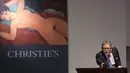 Jussi Pylkkanen memimpin lelang lukisan karya Amedeo Modigliani "Nu couche" berjudul "The Artis Muse" New York, USA (9/11). Lelang ini menampilkan karya berbagai seniman termasuk Amedeo Modigliani, Roy Lichtenstein dan Paul Gauguin. (REUTERS/Andrew Kelly)