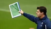 Pelatih Paris Saint-Germain Mauricio Pochettino memberikan instruksi kepada timnya selama sesi latihan di tempat latihan klub Camp des Loges di Saint-Germain-en-Laye, pada 19 November 2021. ( FRANCK FIFE / AFP)