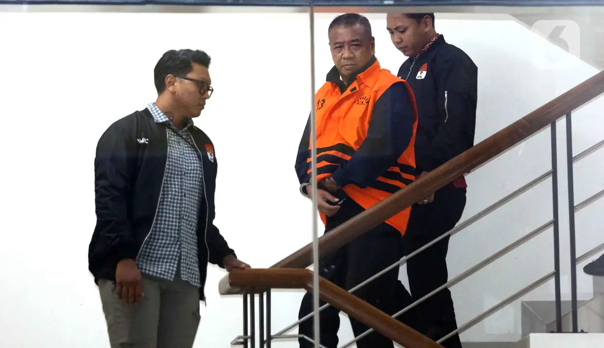 Usai menjalani pemeriksaan intensif, Bupati Tulungagung, Gatut Sunu Wibowo beserta ajudannya, Dwi Yoga Ambal, langsung dibawa petugas KPK menuju mobil tahanan. Tampak dalam foto, Bupati Tulungagung, Gatut Sunu Wibowo (tengah) dibawa petugas menuju mobil tahahan usai menjalani pemeriksaan intensif di Gedung Merah Putih Komisi Pemberantasan Korupsi (KPK), Jakarta, Minggu (12/4/2026) dini hari WIB. (Liputan6.com/Helmi Fitrhiansyah)