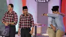 Cagub dan Cawagub DKI Jakarta no 3, Anies Baswedan dan Sandiaga Uno saling berpelukan usai debat terakhir Pilgub DKI Jakarta 2017 di Hotel Bidakara, Jakarta, Rabu (12/4). (Liputan6.com/Faizal Fanani)