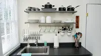 Dibutuhkan trik khusus untuk membuat dapur selalu rapi, meski tanpa kitchen set.