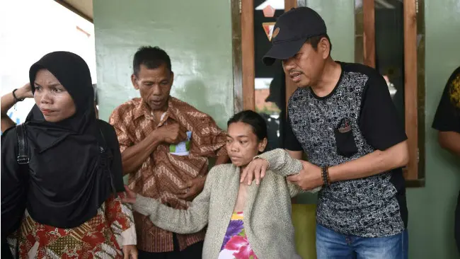 Bupati Purwakarta Dedi Mulyadi menjenguk penderita tumor. (Liputan6.com/Abramena)