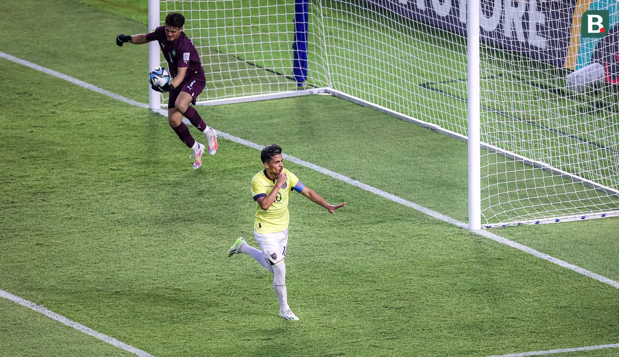 <p>Selebrasi pemain Timnas Ekuador U-17, Michael Bermudez setelah mencetak gol pertama melalui eksekusi penalti ke gawang Timnas Maroko U-17 pada laga kedua Grup A Piala Dunia U-17 2023 di Stadion Gelora Bung Tomo (GBT), Surabaya, Senin (13/11/2023). (Bola.com/Bagaskara Lazuardi)</p>