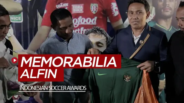 Berita video beberapa barang memorabilia Alfin Lestaluhu di Timnas Indonesia U-16 diberikan pelatih Bima Sakti kepada ayah dari Alfin, Erwin Lestaluhu, di Indonesian Soccer Awards 2019.