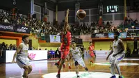 Pemain Bali United Basketball Ponsianus Nyoman Indrawan berusaha me rebut bola dari kawalan pemain Prawira Harum Bandung dalam pertandingan kelima IBL 2024 di GOR Merpati Denpasar, Sabtu (3/2/2024). (Bola.com/Alit Binawan)