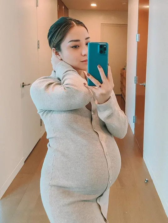 Nikita Willy tampil chic dan simpel dengan dress kemeja bahan sulur warna natural (Foto: Instagram @nikitawillyofficial94)