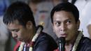 Pasangan ganda putra Indonesia, Mohammad Ahsan/Hendra Setiawan, saat konfrensi pers di Bandara Soekarno-Hatta, Tangerang, Selasa (27/8). Ahsan/Hendra meraih gelar pada Kejuaraan Dunia Bulutangkis 2019. (Bola.com/Yoppy Renato)